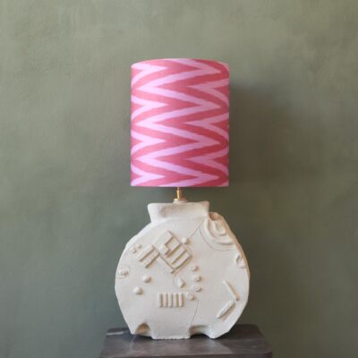 Handgemaakte lampenvoet van keramiek met Ikat roze lampenkap