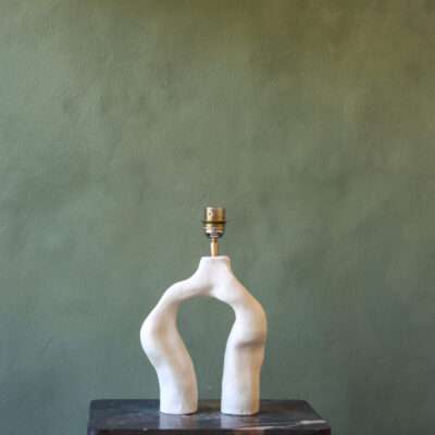 Curved organic lampbase made of ceramics